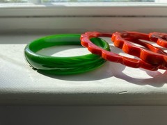 Lot Of 4 Vintage Green Leaf & Marbled Red Daisy Carved Bakelite Bangle Bracelets