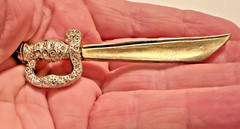 Vintage Rhinestone Sword Brooch Pin Gold Tone Scimitar Saber 3 1/8″ Jewelry