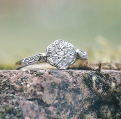 Antique 1920s Art Deco 18K Gold & Platinum Diamond Daisy Ring / Size 4