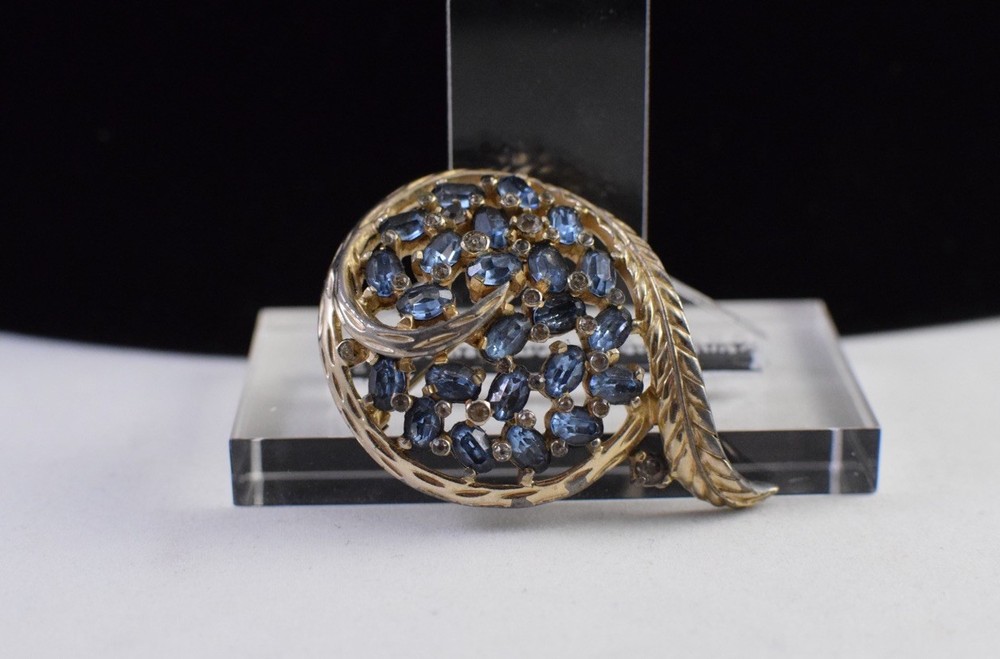 Vintage Mazer Jomaz Blue Rhinestones Gold Tone Swirl Ribbon Paisley Brooch READ
