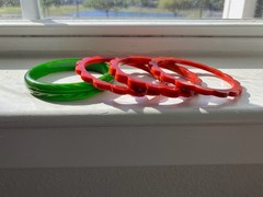 Lot Of 4 Vintage Green Leaf & Marbled Red Daisy Carved Bakelite Bangle Bracelets