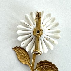 VTG White Daisy Flower Brooch Pin Gold Tone Floral Mid Century Cottagecore 2.25”