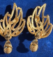 Vintage Monet Pat’d Gold Tone Clip On Earrings Signed Textured Abstract