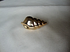 VTG 1970s SCALLOPED CONCH SHELL GOLD TONE HINGED W/SAFETY CATCH DRESS/SCARF CLIP