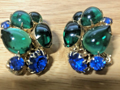 VTG. GOLD TONE GREEN CABOCHON & BLUE RHINESTONE CLIP ON EARRINGS 1.25″