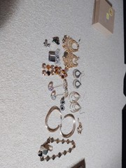 Vintage Jewelry Unbranded Earrings, Broches Gold Tone And Silver Tone 19 Pieces