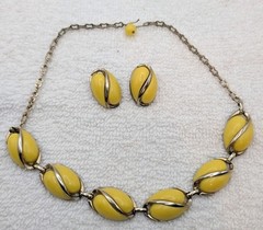 Yellow Thermoset In Gold Tone Necklace & Matching Clip Earrings Set Vintage