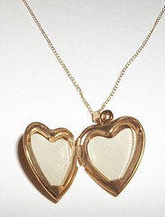 Vtg Gold Filled Grandma & Flowers Heart Locket Pendant Necklace & 18″ Chain