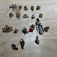 Vintage lot of Assorted Pins. 19 Pieces. Lot 296