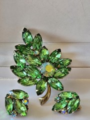 JULIANA STYLE EMERALD GREEN MARQUISE RHINESTONES/IRIDESCENT BROOCH & EARRINGS