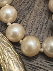 LES BERNARD FAUX PEARL GOLD TONE (WEAR NOTED) RAM HEAD CLASP NECKLACE 34IN LONG