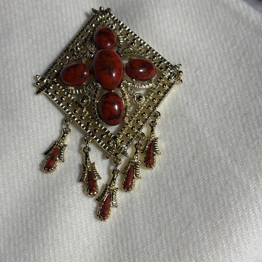 Woman’s Vintage Sarah Coventry Brooch Gold Tone Red Marble Cabochon 3.5 Inches