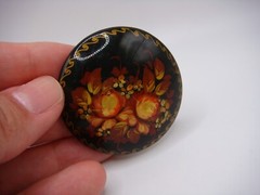 VINTAGE HAND MADE IN RUSSIA LACQUERED ROUND SHAPE BROOCH ROSES ESTATE