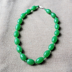 Vintage Green Glass Oval Bead Necklace 44cm 17.3 in Faux Jade Stone Jewelry