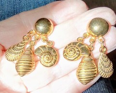Vntg REVLON Gold Tone 3D Sea Shells Drop Dangle Pierced Earrings Retro & Rare