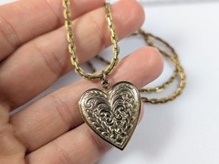 Vtg 1980s Heart Shaped Gold Tone Etched Locket Necklace 24″