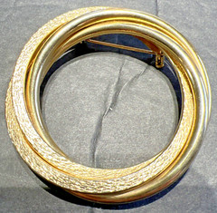Fabulous Large Textured Gold-tone Circle Brooch 1960s vintage Lot 168