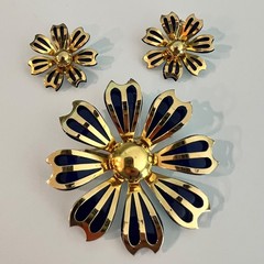 Large Vtg 1960s Gold Tone Navy Blue Enamel Flower Brooch Pin Earrings Set NICE!!