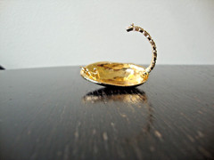VTG HANDMADE NATURAL LACQUERED SEASHELL GOLD PLATED HINGED DRESS/SCARF CLIP