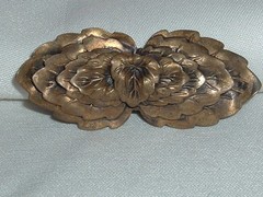 VINTAGE TIERED BRASS METAL LEAF BROOCH LAPEL PIN