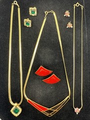 VTG Avon Set of 3 Necklace and Earring Giftset Lot 80’s Asymmetrical Gold Tone