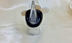 Vintage Mod Black & White Resin Flower Statement Ring – Bold 60s Style Cocktail