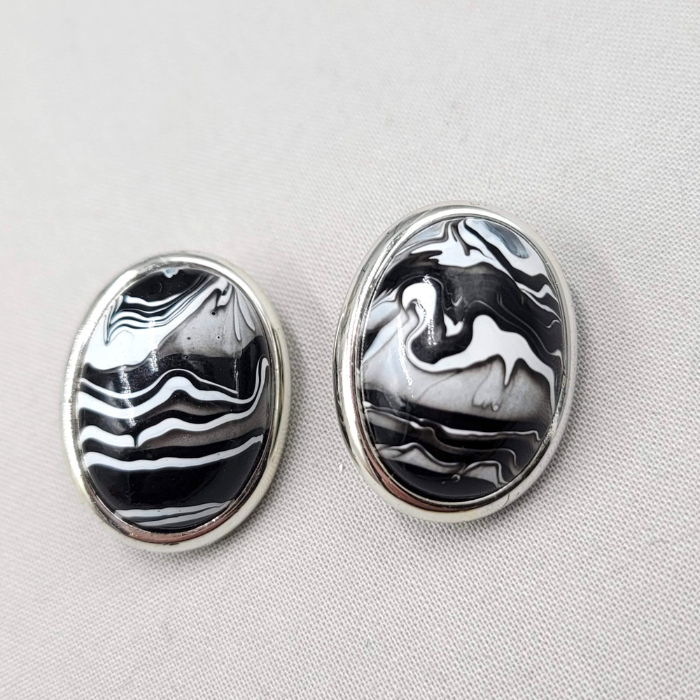 Vintage Black White Marbled Cabochon Clip on Earrings Silver tone Drop 1 1/8″