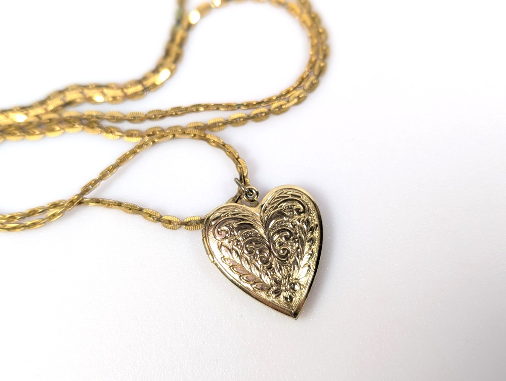 Vtg 1980s Heart Shaped Gold Tone Etched Locket Necklace 24″