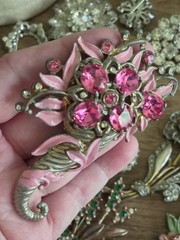 Lovely Vintage Pot Metal 1930s Cornucopia Pink Glass Brooch