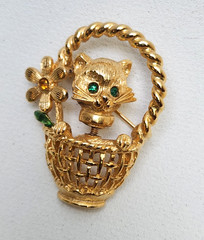 VINTAGE GOLD CROWN Kitten/Cat Rhinestone Gold Tone Brooch Flower Basket Trembler