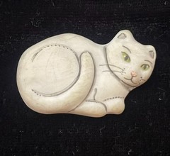 Vintage 1968 White Kitty Cat Brooch Ceramic Pin Signed Budwell Hand Painted 1.5″