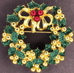 Cute Vintage Gold Tone Christmas Wreath Brooch Bow Pin Red Green Glitter