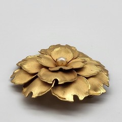 Beautiful bold 3D goldtone faux pearl flower brooch pin whimsical corsage bridal