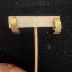 Vintage Celebrity Gold Tone Clip-On Earrings – Classic Statement Style