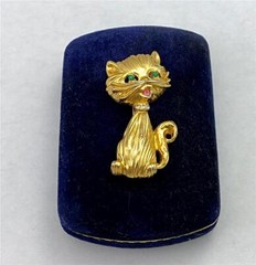 Vintage Charming Green Eyed Gold Tone Metal Cat Brooch Pin