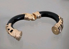 VINTAGE 80’s RARE BAROQUE BLACK LUCITE GOLD TONE HINGED BANGLE BRACELET UNUSED