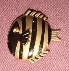Vintage Signed AAI Gold Tone Striped Tropical Fish Rhinestone Eye Brooch Pin