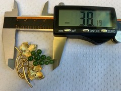 Vtg Gold Filled Krementz Grape Cluster Brooch 7.48g Jewelry Jade Look Stones Pin