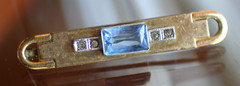 vintage:* ART DECO BLUE TOPAZ W/INSET STONES ON GOLD TONE PIN 1 7/8″ C-CLASP XCN