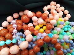 7 LOT A VINTAGE ESTATE COLORFUL MIXEED VARIETY BEADED STRUNG NECKLACES 1 KNOTTED