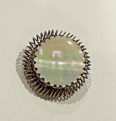 MOTHER OF PEARL SHELL SILVER ART DECO VINTAGE 1.25″ ROUND BROOCH PIN “C” CLASP