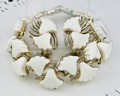 Vintage White Thermoset Lucite Flower 7″ Bracelet Clip Earring Set Gold Tone