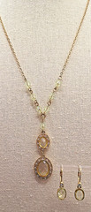 Vtg Avon Y Faceted Lite Green Glass Stone Choker Necklace w Matching Earrings