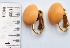 VTG Dainty Solid Round Domed Button Clip On Earrings Goldtone Butterscotch Peach