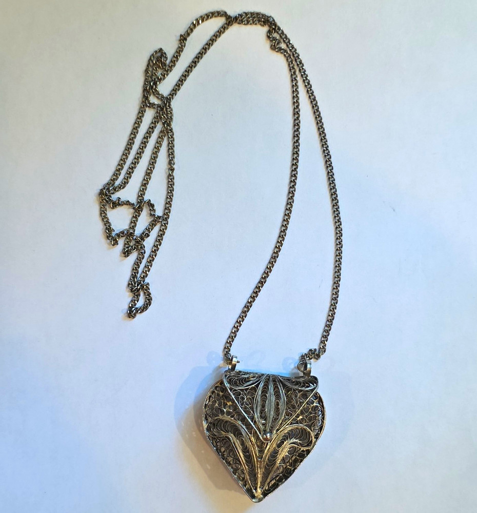 Vintage Heart Filigree Photo Locket Pendant Necklace Silver Tone Curb Chain