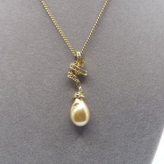 CAROL LEE SIGNED VINTAGE GOLDEN FAUX PEARL GOLDTONE CHAIN NECKLACE 15″