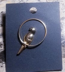 VINTAGE 1980 AVON PARROT PERCHING ON A HOOP LAPEL PIN GOLD TONE METAL OM32-45