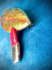 Amazing Graphic Pop Art Golden Lips & Red Lipstick Vintage Brooch