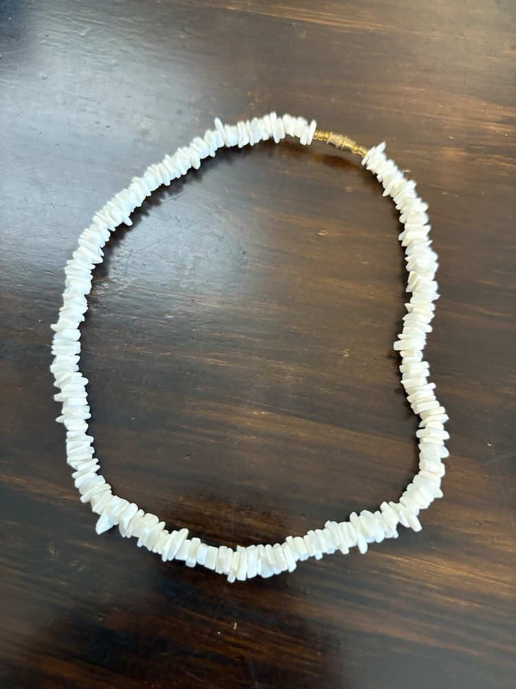 Vintage White Puka Sea Shell Chip Choker 15.5″ Necklace with Barrel Twist Clasp