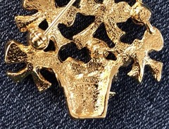 Vintage Avon Christmas Tree Pin — Brooch